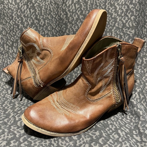 Big Buddha Shoes - Big Buddha women’s Cowboy booties 10M